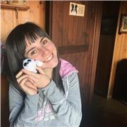 Neolaureata in scienze della formazione e dell'educazione, fornisce lezioni private di italiano, scienze umane e psicologia